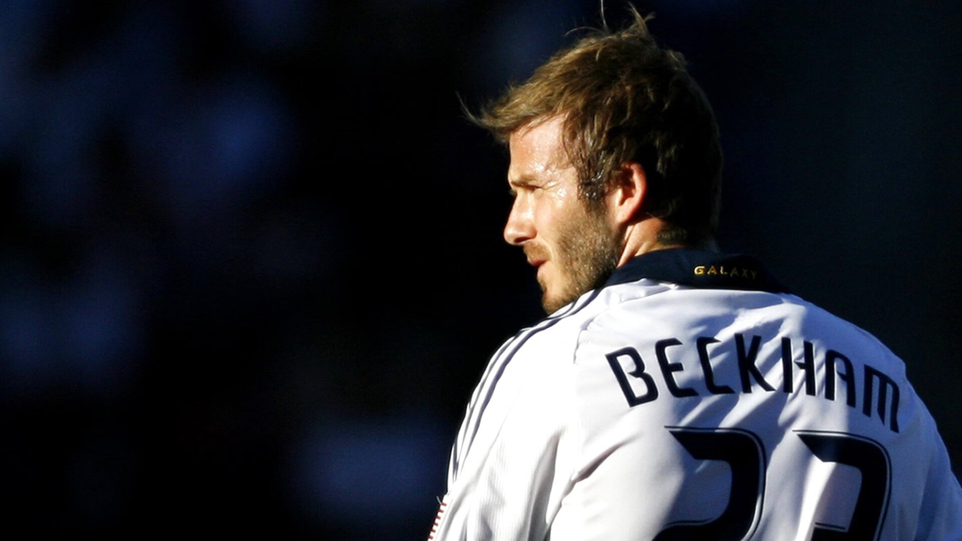 开云体育在线入口-乔纳·隆戈：为全黑队打破全球橄榄球赛事的收视纪录，乔丹橄榄球比赛