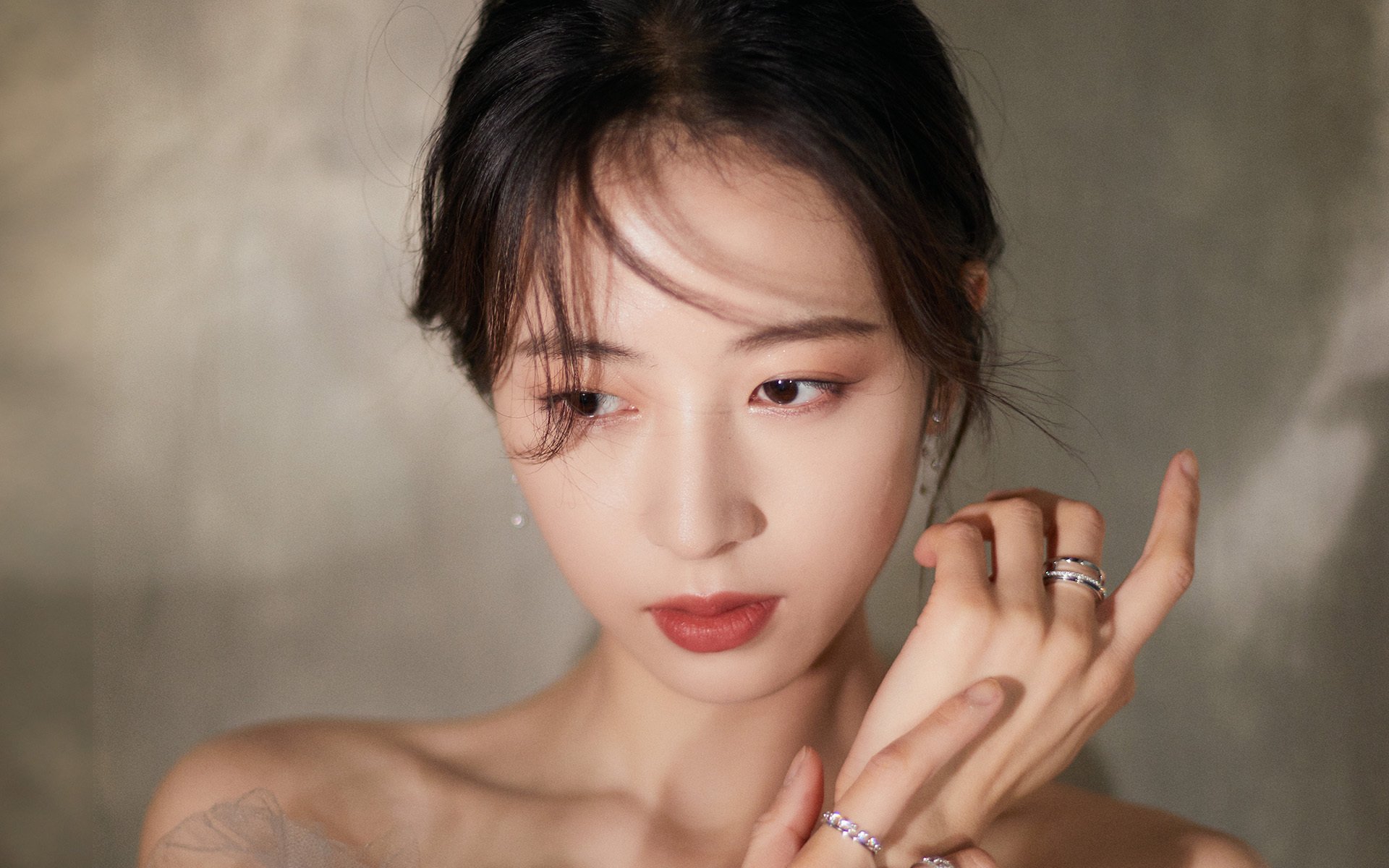 开云体育登录-曼联后防核心因伤缺阵引发担忧，曼联最强后防线