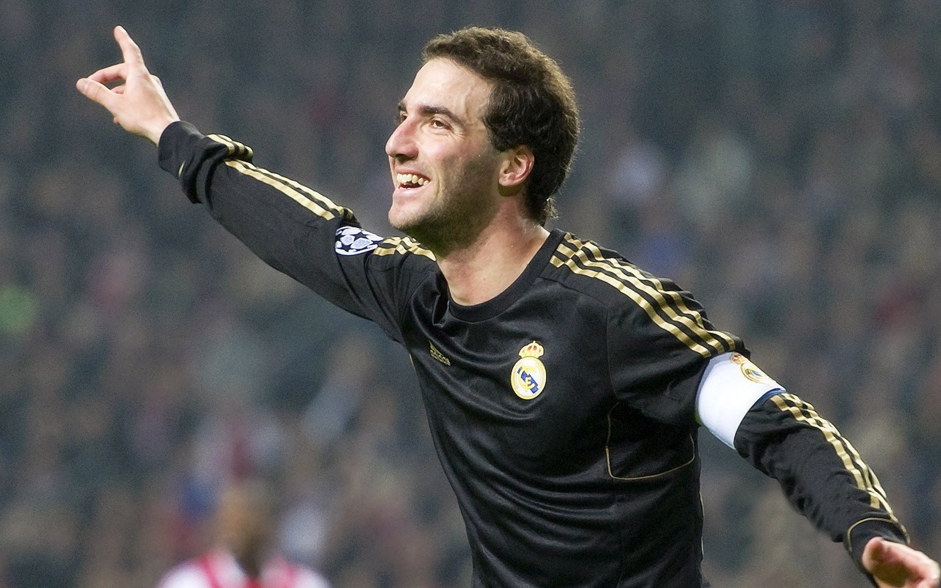 保级大战:英超中下游球队谁能成功上岸?,英超保级专业户